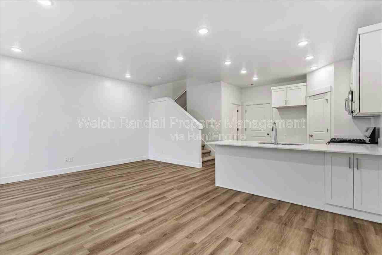 1045 E 200 N - Photo 3 of 32