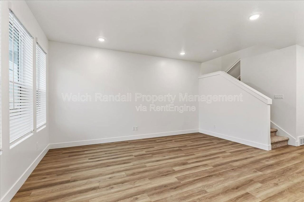 1045 E 200 N - Photo 4 of 32