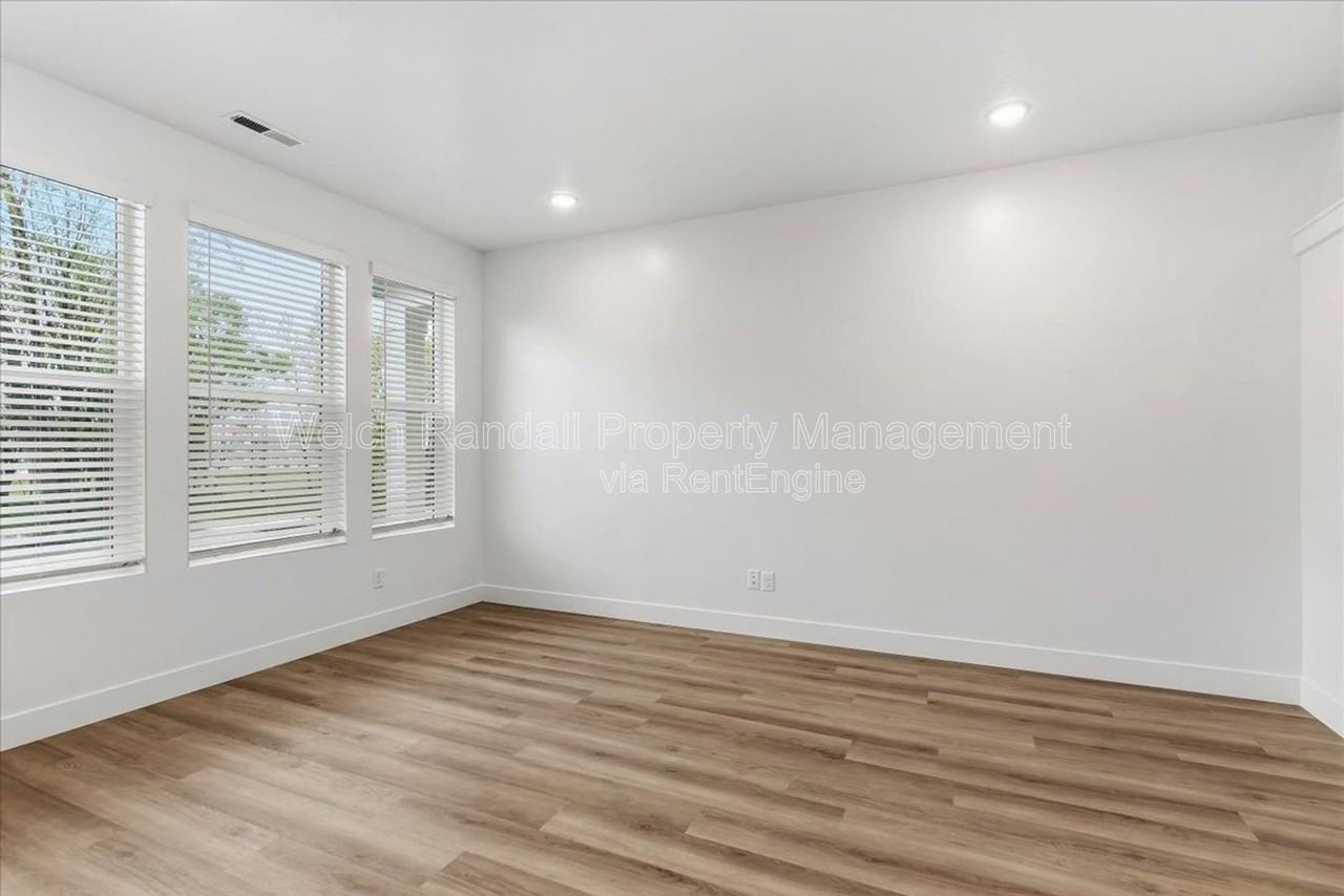 1045 E 200 N - Photo 5 of 32