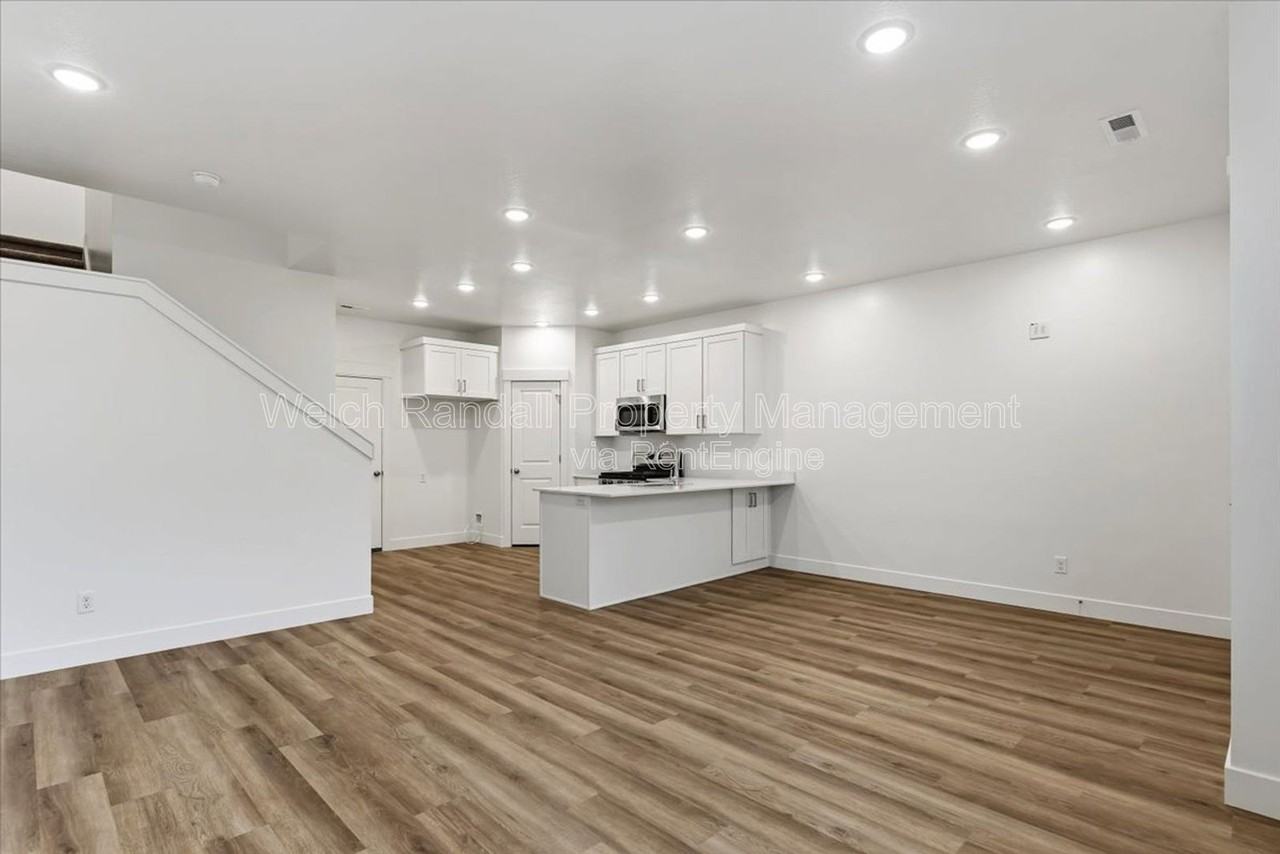 1045 E 200 N - Photo 6 of 32