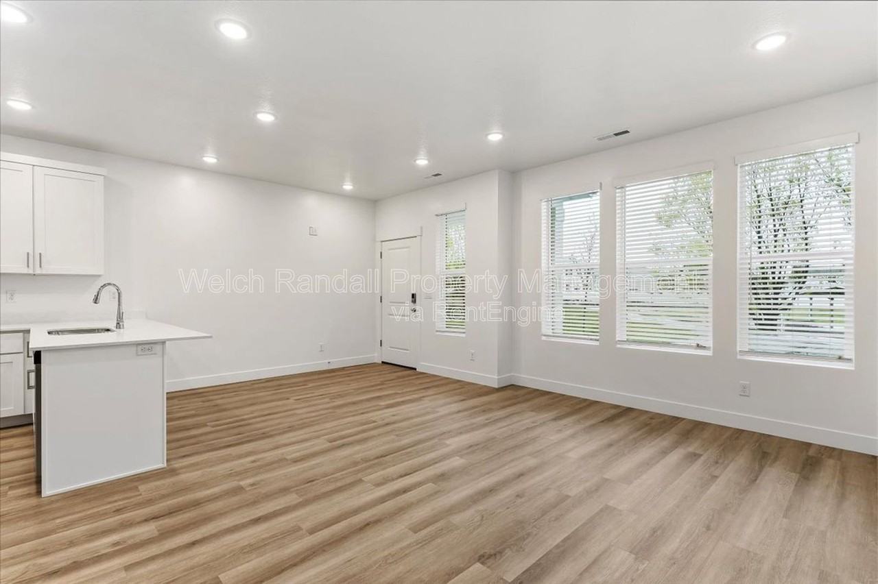 1045 E 200 N - Photo 7 of 32