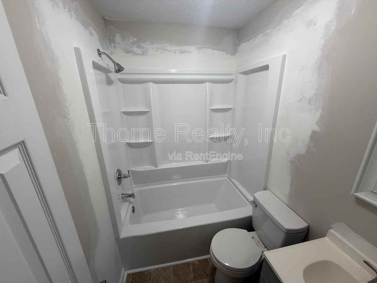 702 E Philips St - Photo 6 of 11