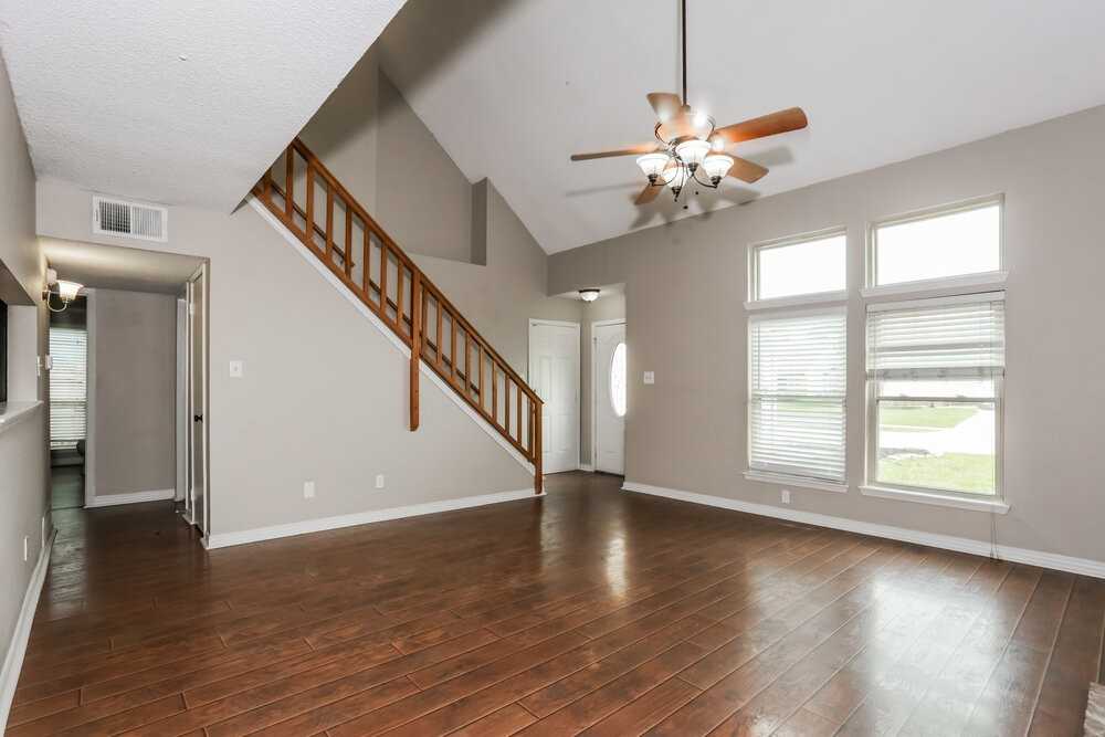 511 Rosewood Ln - Photo 4 of 17
