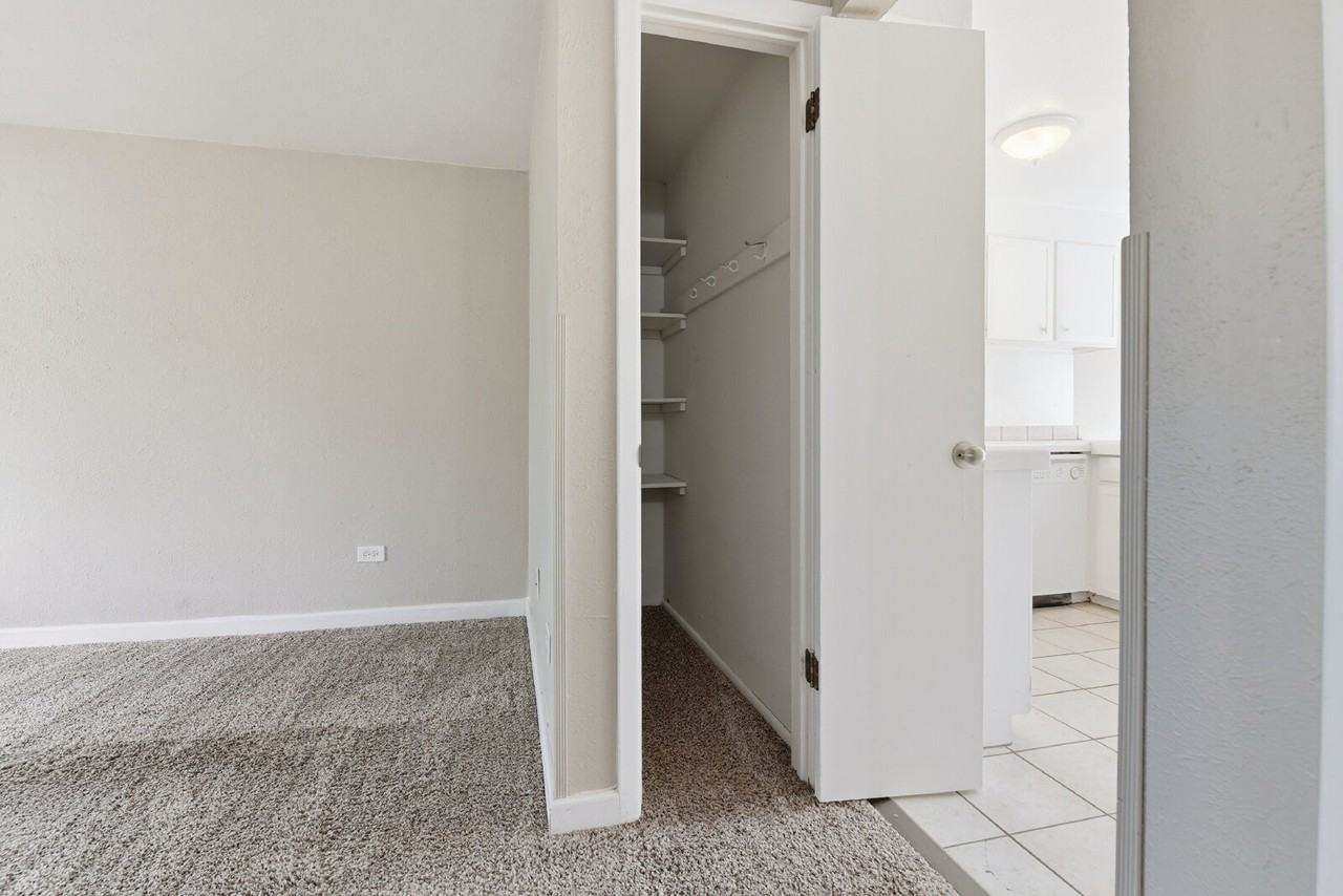 1143 Lamar St - Photo 5 of 32