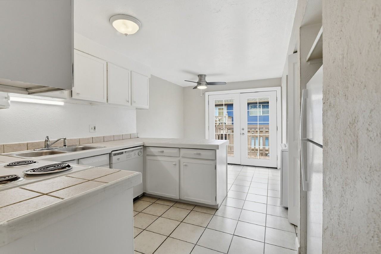 1143 Lamar St - Photo 6 of 32