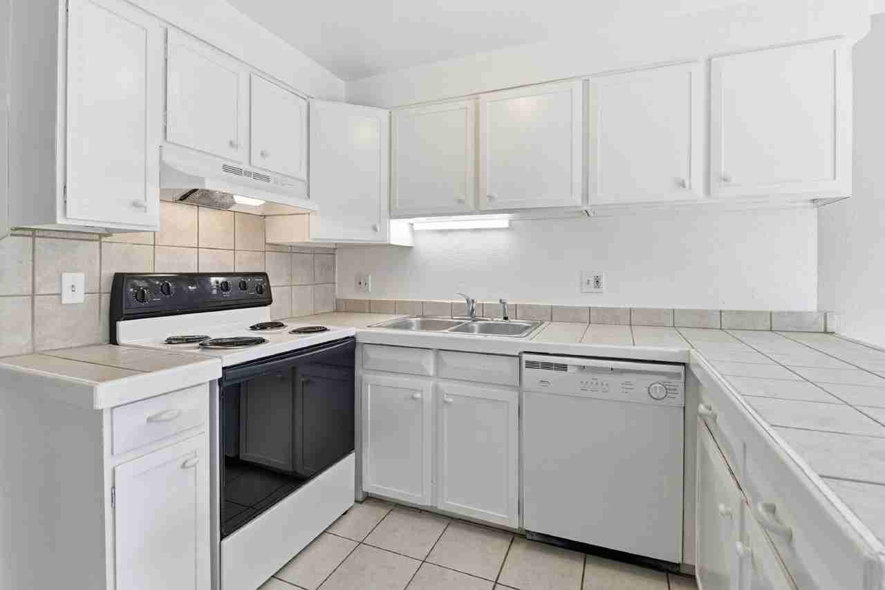 1143 Lamar St - Photo 7 of 32