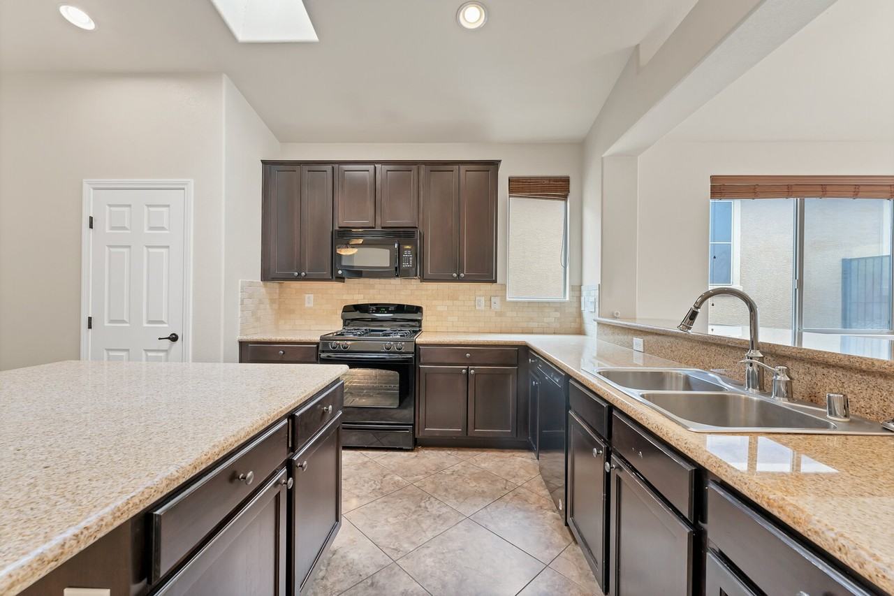1011 Via Nandina Pl - Photo 5 of 25