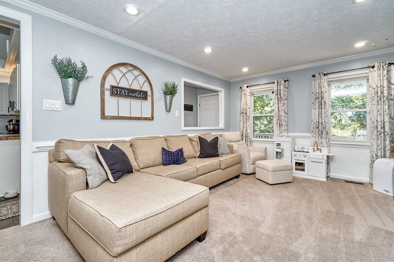 3434 Castlebury Dr - Photo 2 of 19