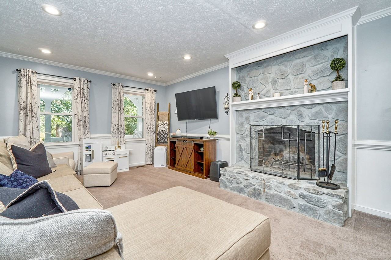 3434 Castlebury Dr - Photo 3 of 19
