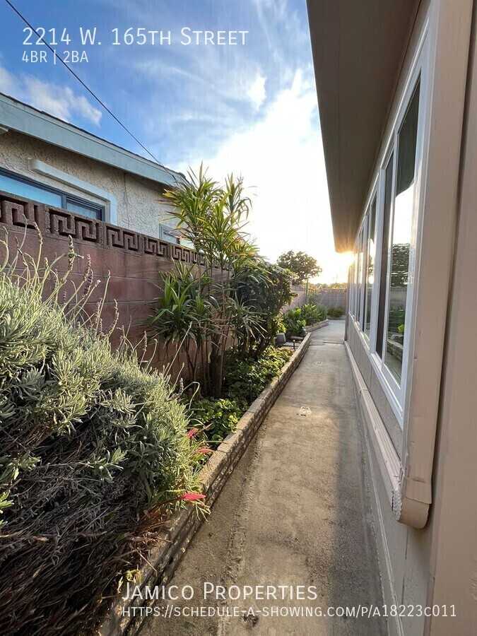 2214 W 165th St - Photo 5 of 22