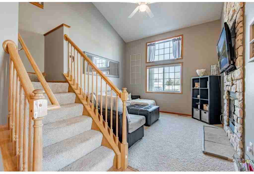 7634 Lachman Ave Ne - Photo 4 of 17