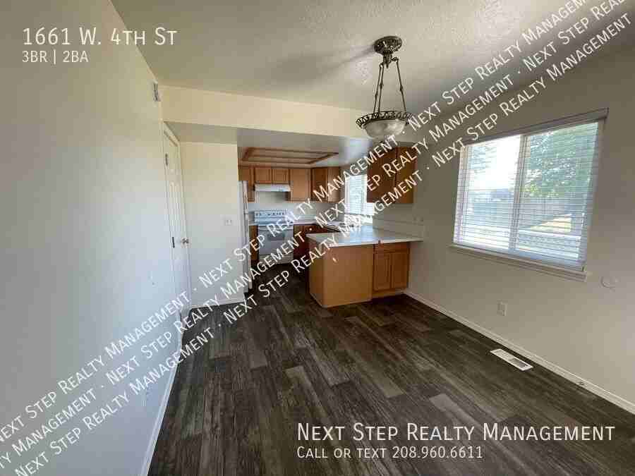 1661 W 4th St - Photo 4 of 18