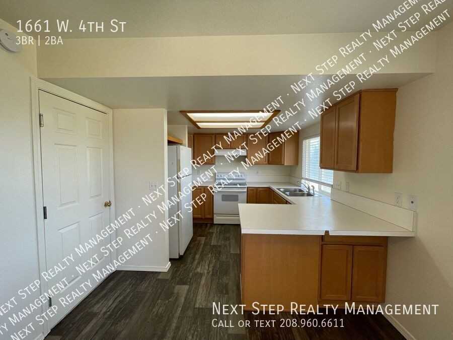 1661 W 4th St - Photo 5 of 18