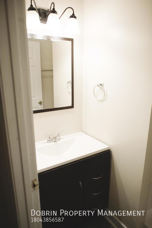 301 S Pine St #B - Photo 3 of 12