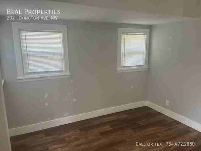 202 Lexington Ave Nw - Photo 3 of 9