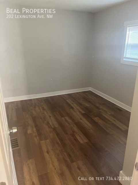 202 Lexington Ave Nw - Photo 4 of 9