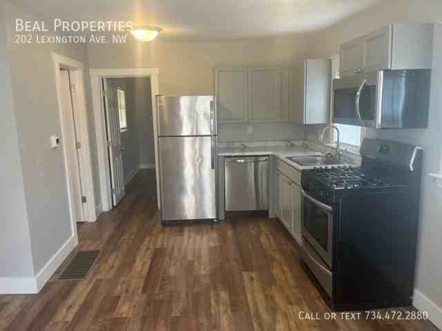 202 Lexington Ave Nw - Photo 5 of 9