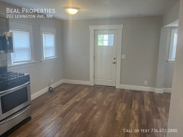 202 Lexington Ave Nw - Photo 6 of 9