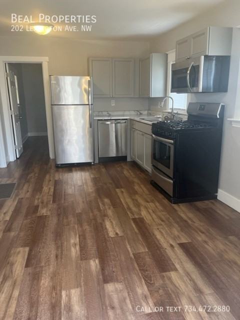 202 Lexington Ave Nw - Photo 7 of 9