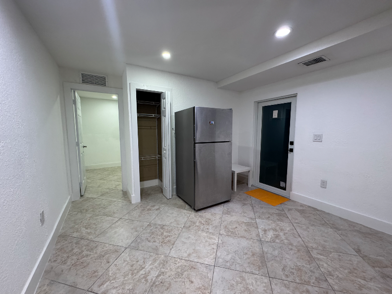 1521 E 7th Ct - Photo 2 of 8