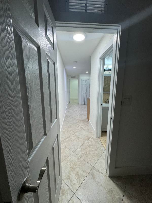 1521 E 7th Ct - Photo 3 of 8