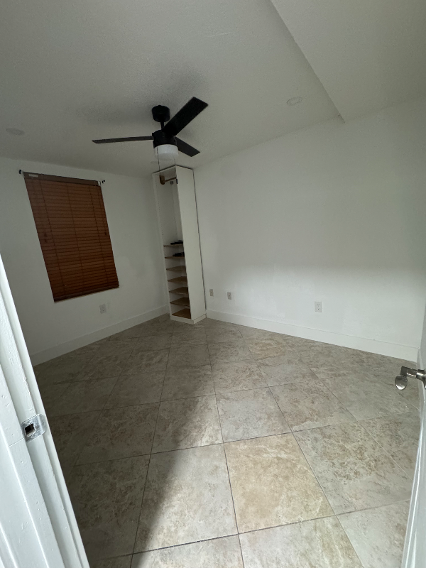 1521 E 7th Ct - Photo 4 of 8