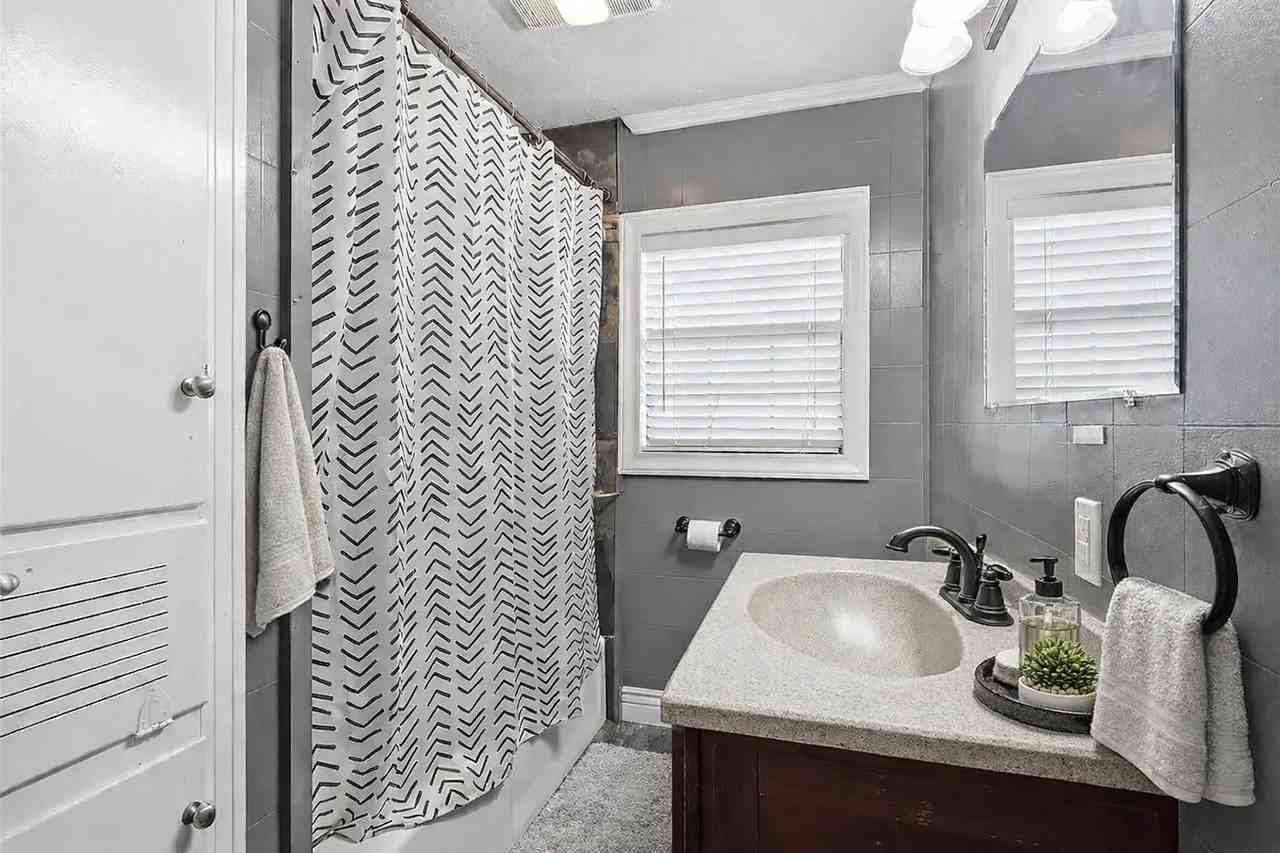 2110 7th St - Photo 5 of 8