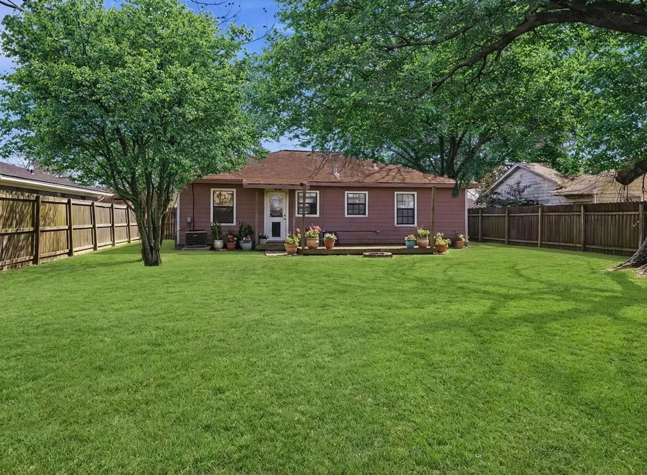 2110 7th St - Photo 6 of 8