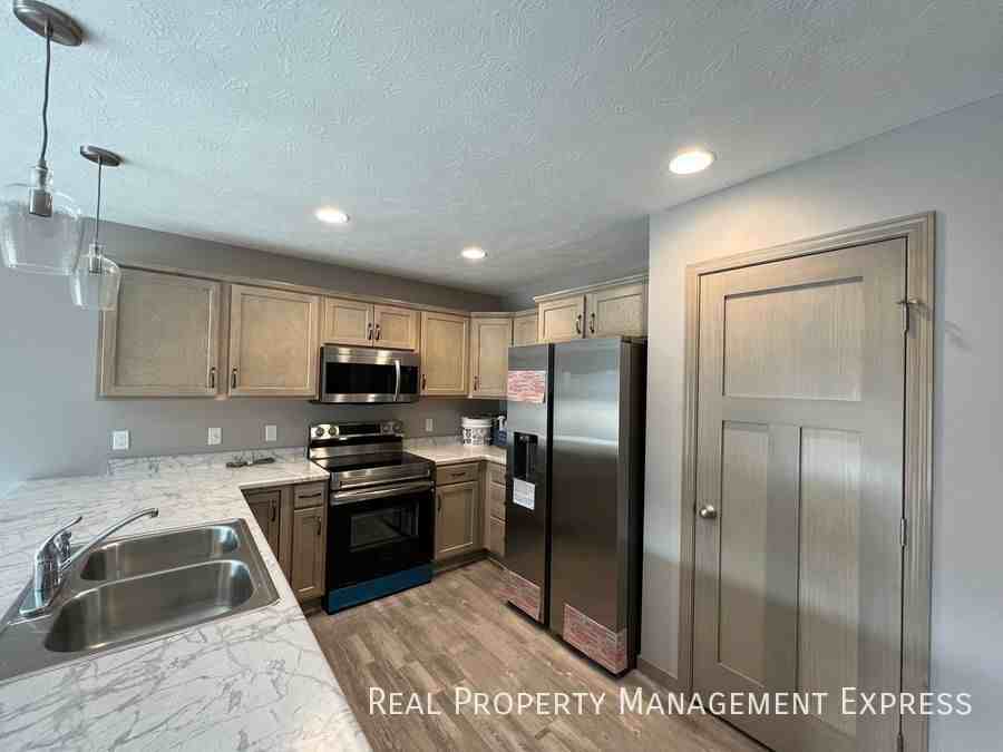 2114 S Ronsiek Ave - Photo 2 of 17