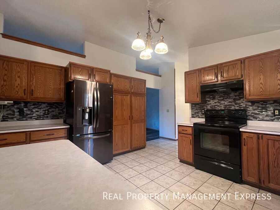 4409 E 20th St - Photo 3 of 28