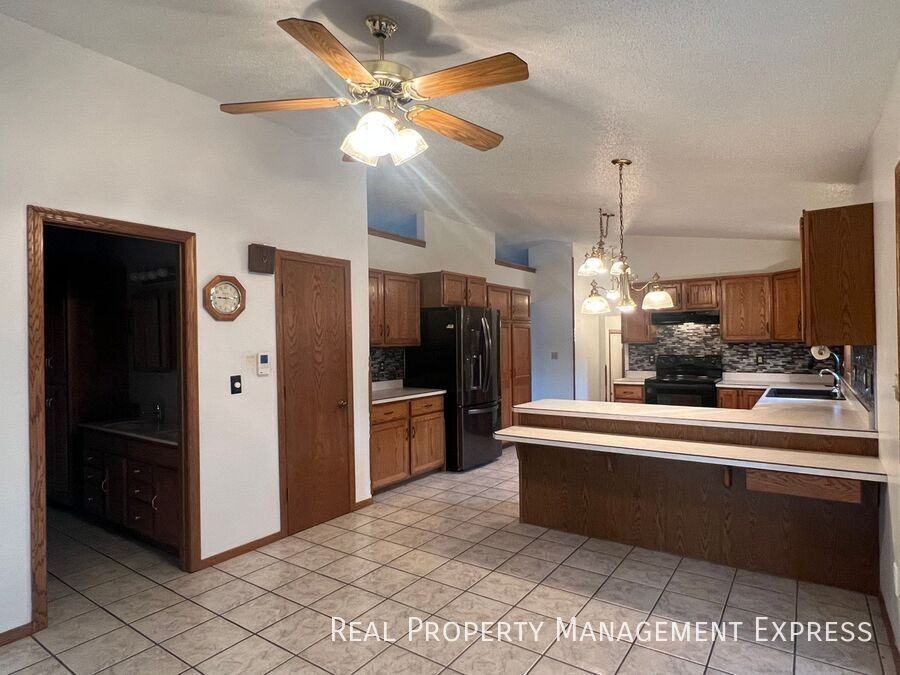 4409 E 20th St - Photo 4 of 28