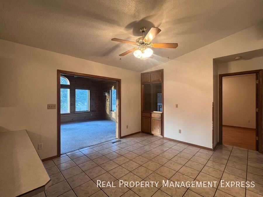 4409 E 20th St - Photo 5 of 28