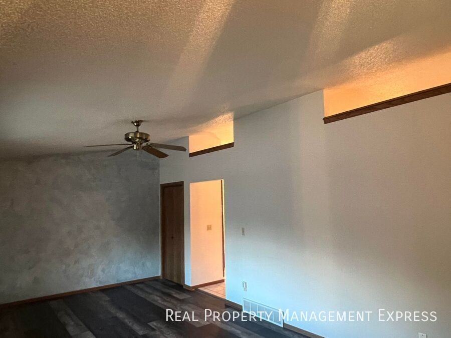 4409 E 20th St - Photo 6 of 28