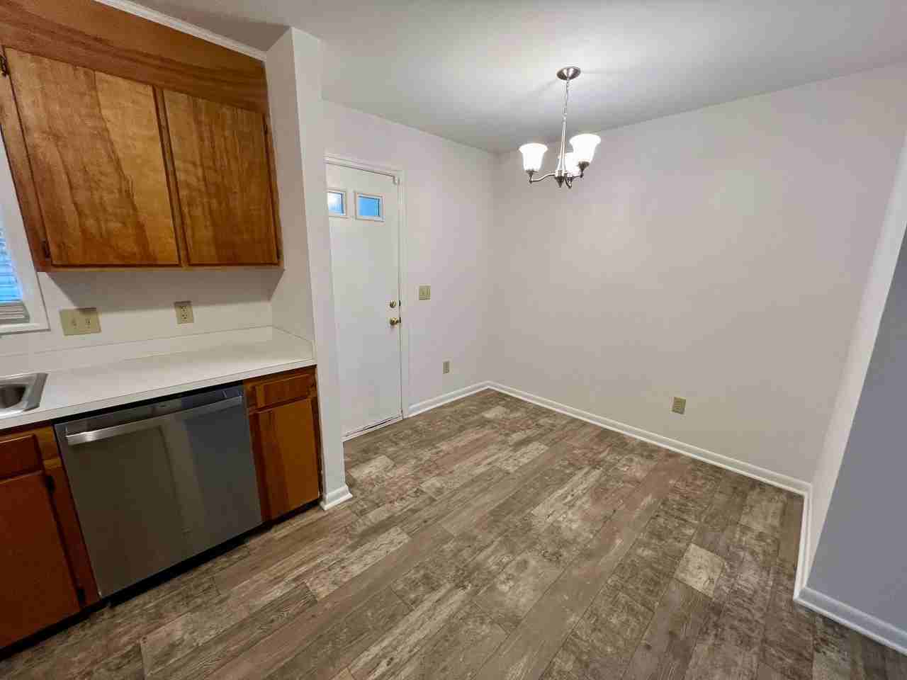 602 Picadilly Sq - Photo 7 of 12