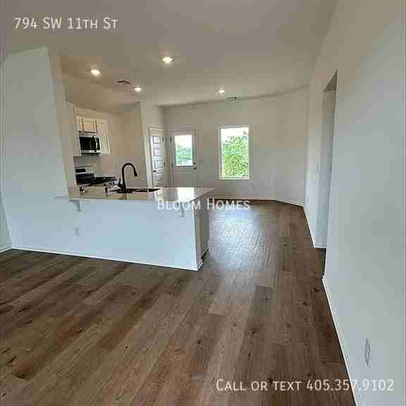 794 Sw 11th St - Photo 3 of 10