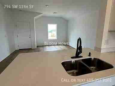 794 Sw 11th St - Photo 4 of 10