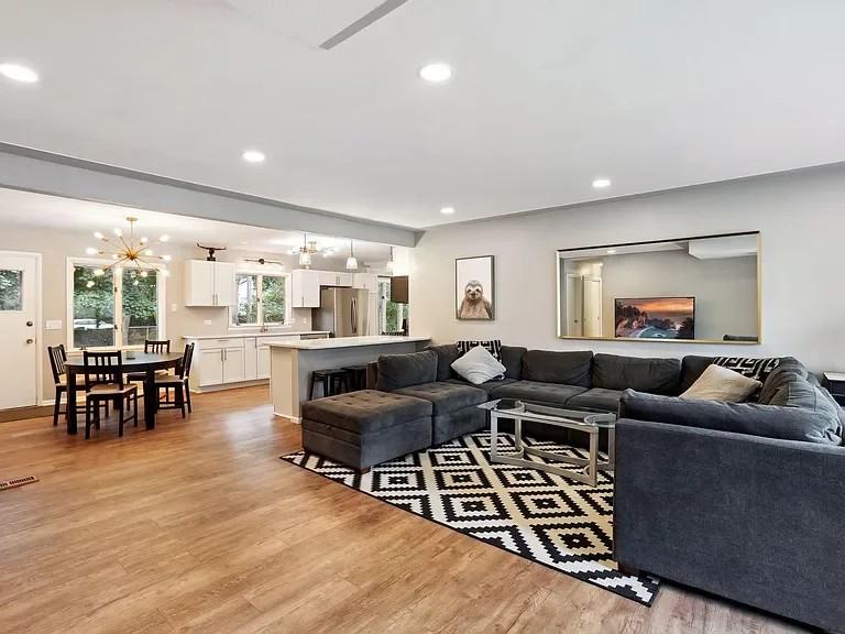 4203 Halifax Ave N - Photo 5 of 7