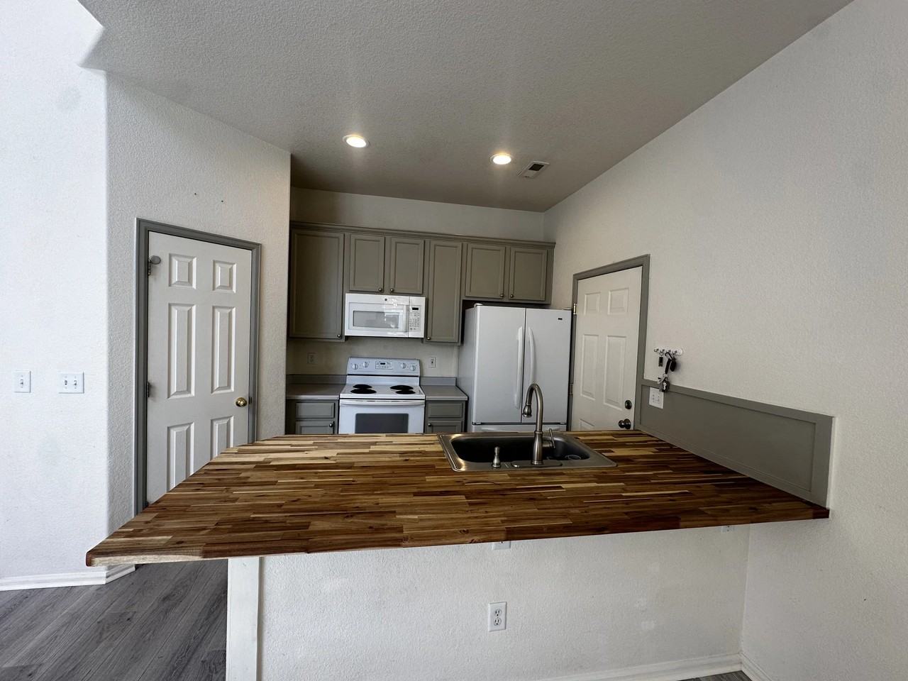 23043 E Ontario Dr #106 - Photo 2 of 11