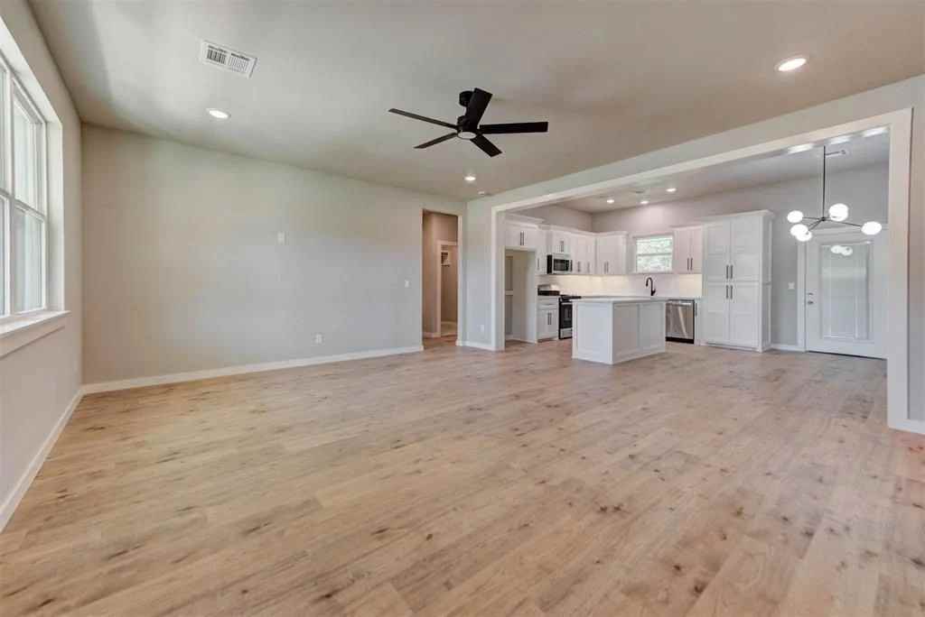 705 Rolling Mdw - Photo 4 of 20