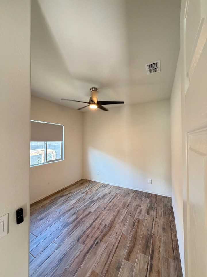 43806 W Juniper Ave - Photo 4 of 9