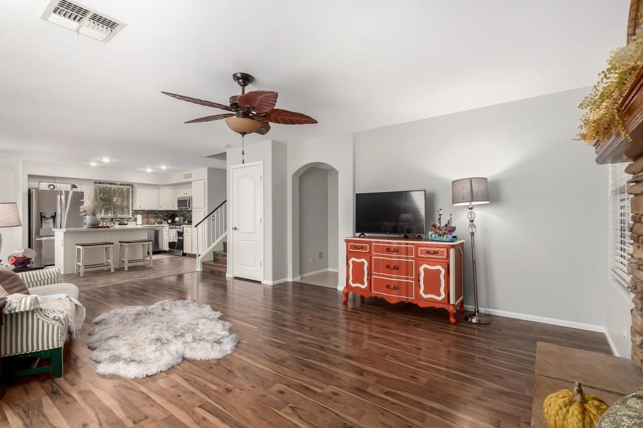 42553 W Sparks Dr - Photo 4 of 17