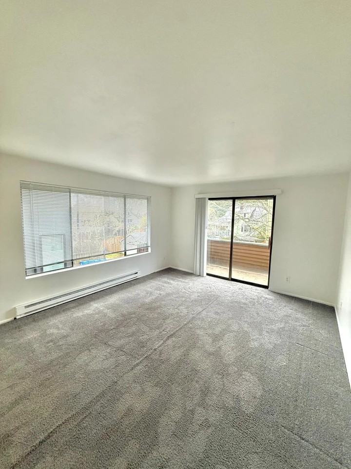 2611 44th Ave Sw #6 - Photo 3 of 17