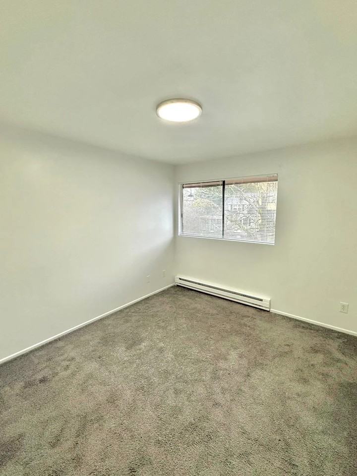 2611 44th Ave Sw #6 - Photo 6 of 17