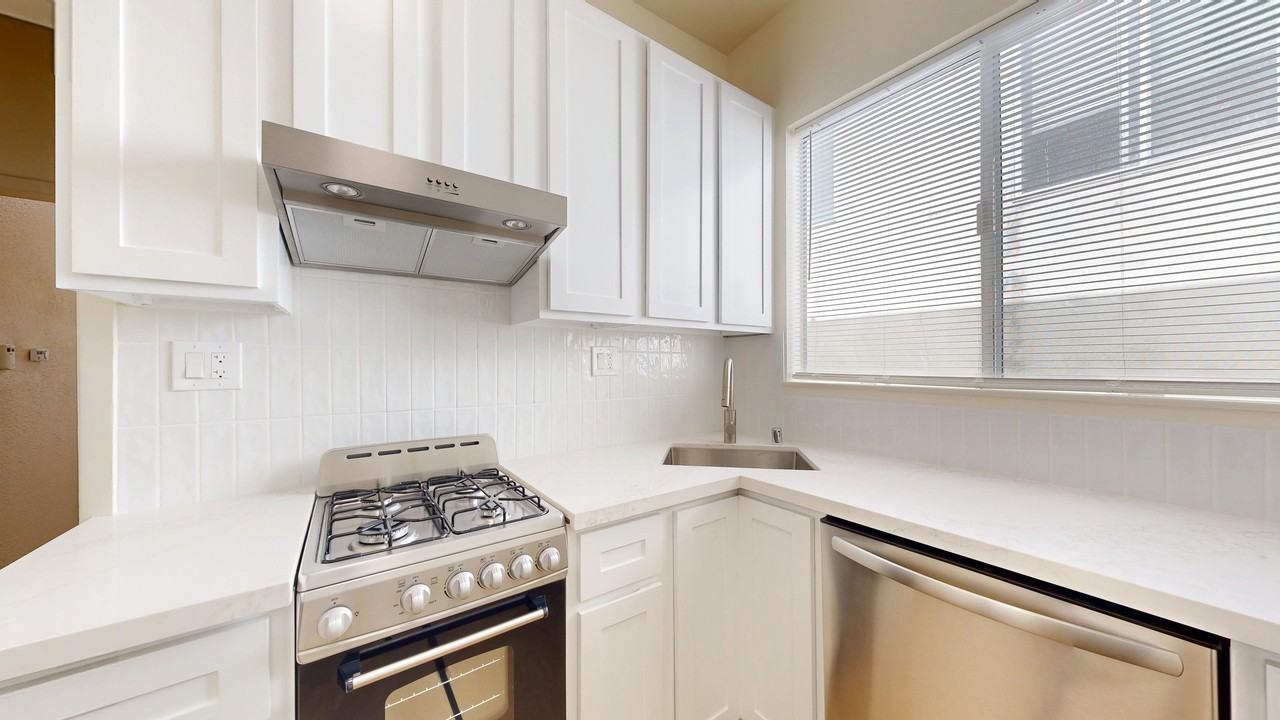 1715 Webster St #305 - Photo 4 of 14