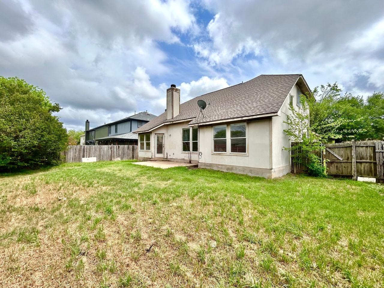 1601 Waterfall Ave - Photo 3 of 30