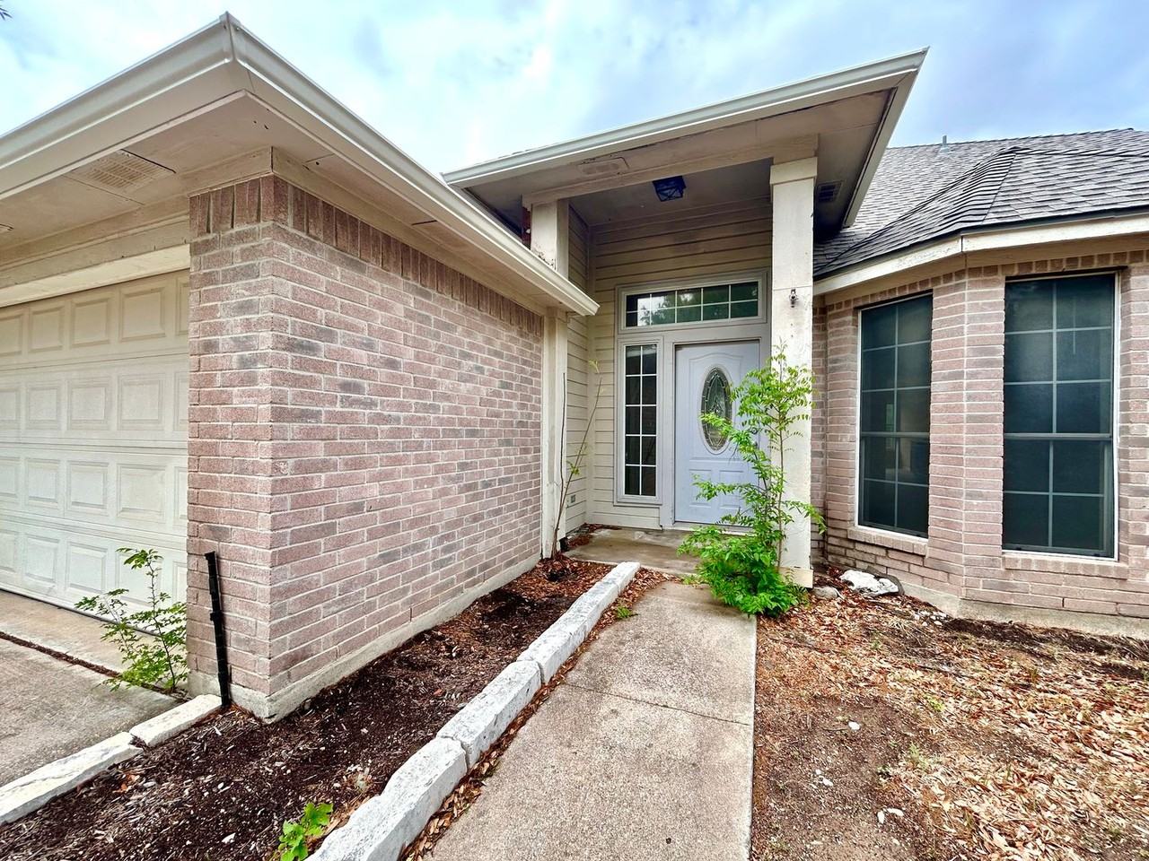 1601 Waterfall Ave - Photo 4 of 30