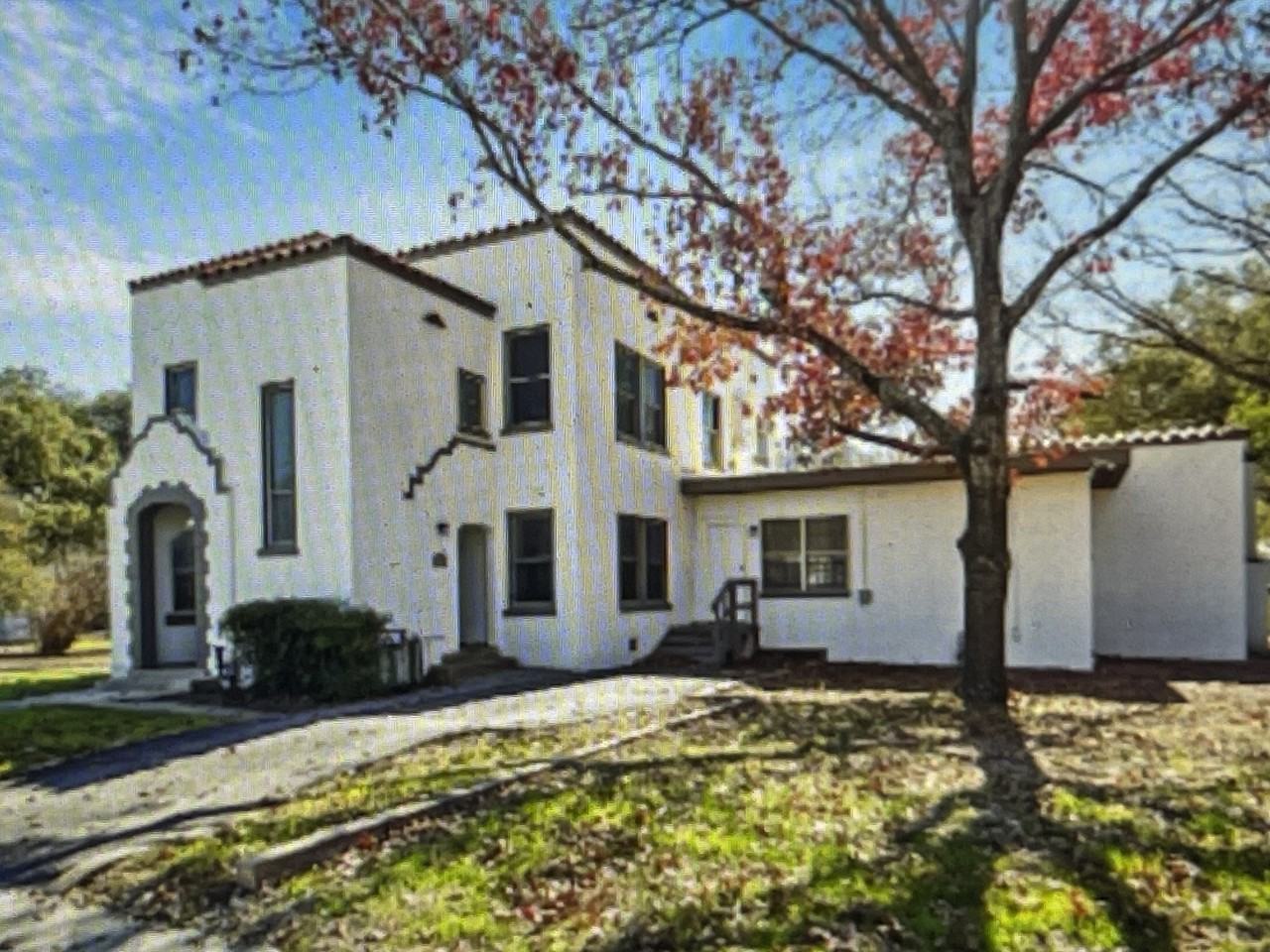326 E Mistletoe Ave #1