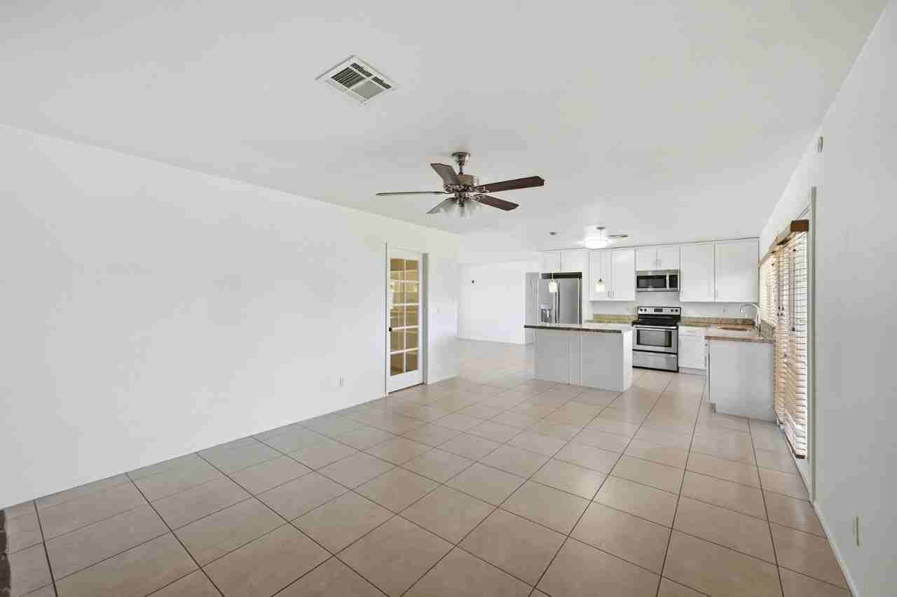 5229 E Winchcomb Dr - Photo 6 of 25