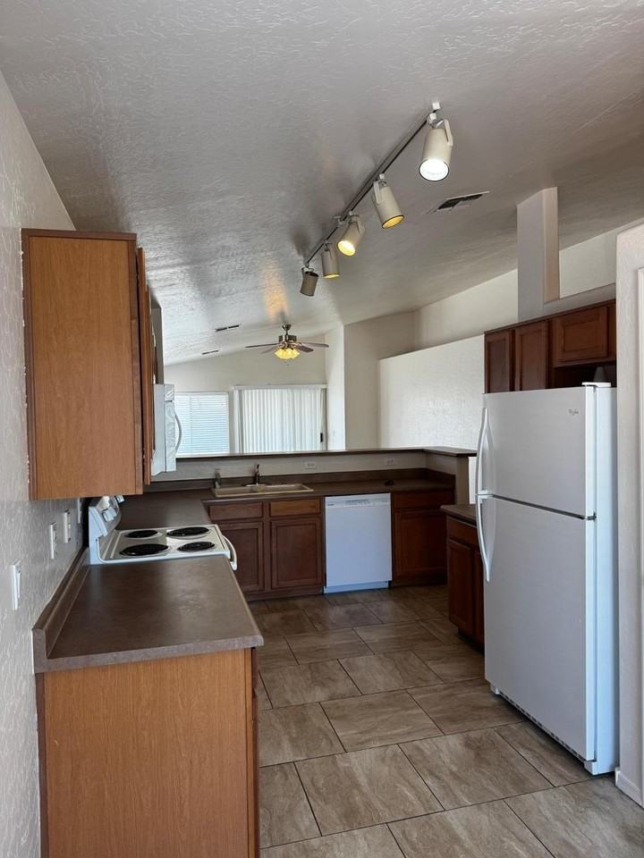 14613 N 154th Ave - Photo 5 of 24