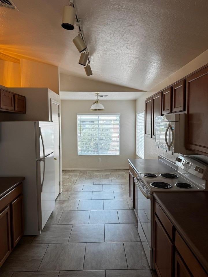 14613 N 154th Ave - Photo 6 of 24